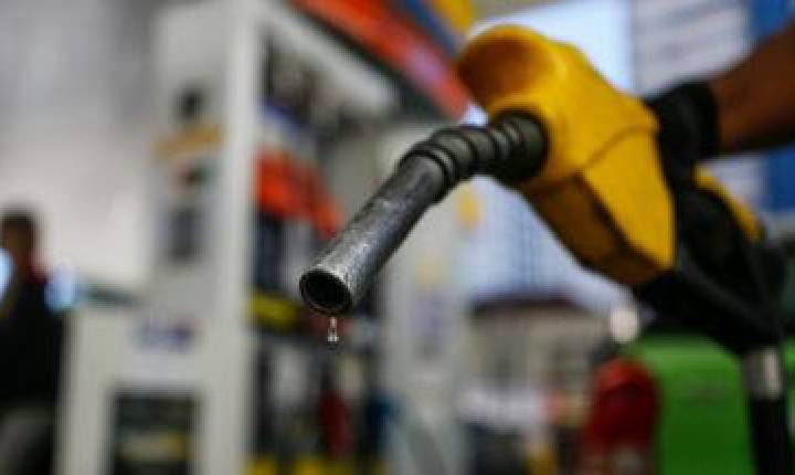 Alta do petróleo fará gasolina subir ainda mais? Especialistas comentam