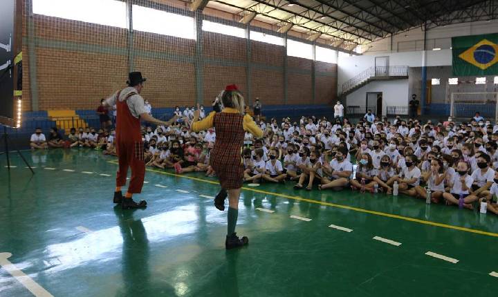 Alunos do ensino fundamental da rede municipal de ensino prestigiam teatro Pouped