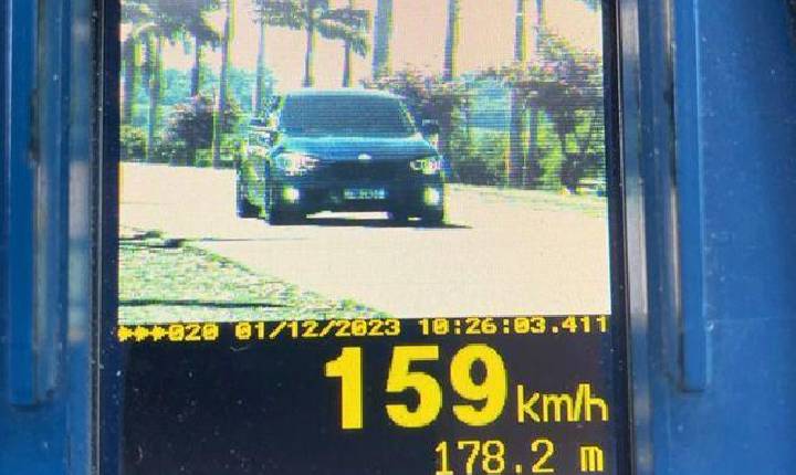 Carro é flagrado a 159 km/h, dobro do permitido na PR-488, em SH