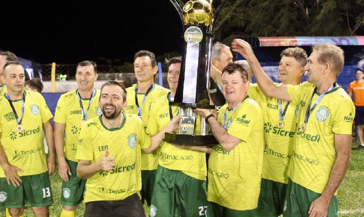 Denilson anota hat-trick, Palmeiras sobra em campo e é campeão do Master 50+