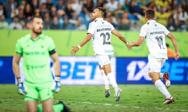 Grêmio vence com dois de Braithwaite e respira; Inter empata no fim com o Athletico