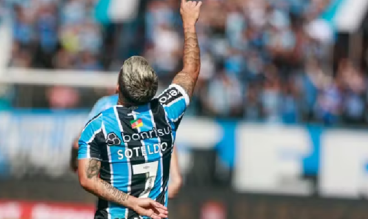 Grêmio vence duelo direto e Inter perde na estreia de Roger Machado