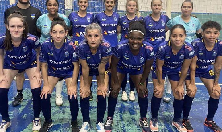 Santa Helena goleia, continua 100% e está classificada às quartas da Copa Amop Feminina