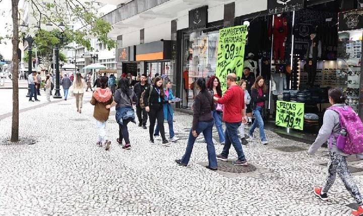 Vendas e receitas do comércio do Paraná registram alta