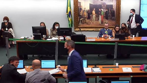 Bandeira de Bolsonaro, PEC do voto impresso é derrubada por comissão da Câmara