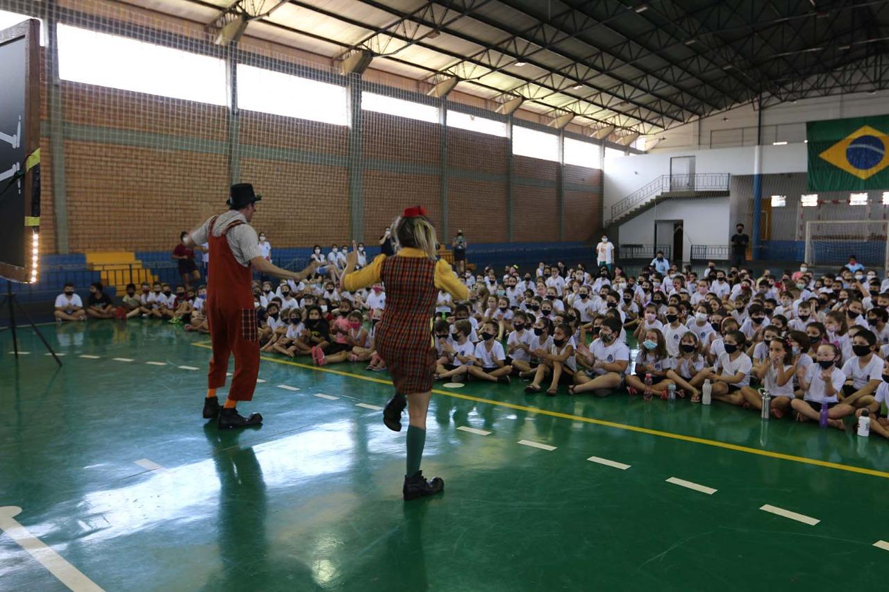 Alunos do ensino fundamental da rede municipal de ensino prestigiam teatro Pouped