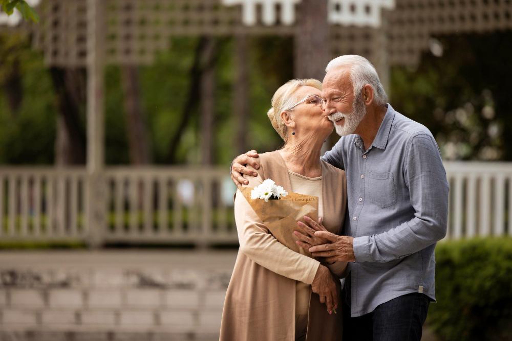 Expectativa de vida do brasileiro sobe de 76,8 para 77 anos, diz IBGE