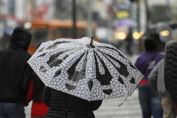 Feriado de Páscoa pode ter pancadas de chuva em todo o Paraná. Acompanhe a previsão do tempo