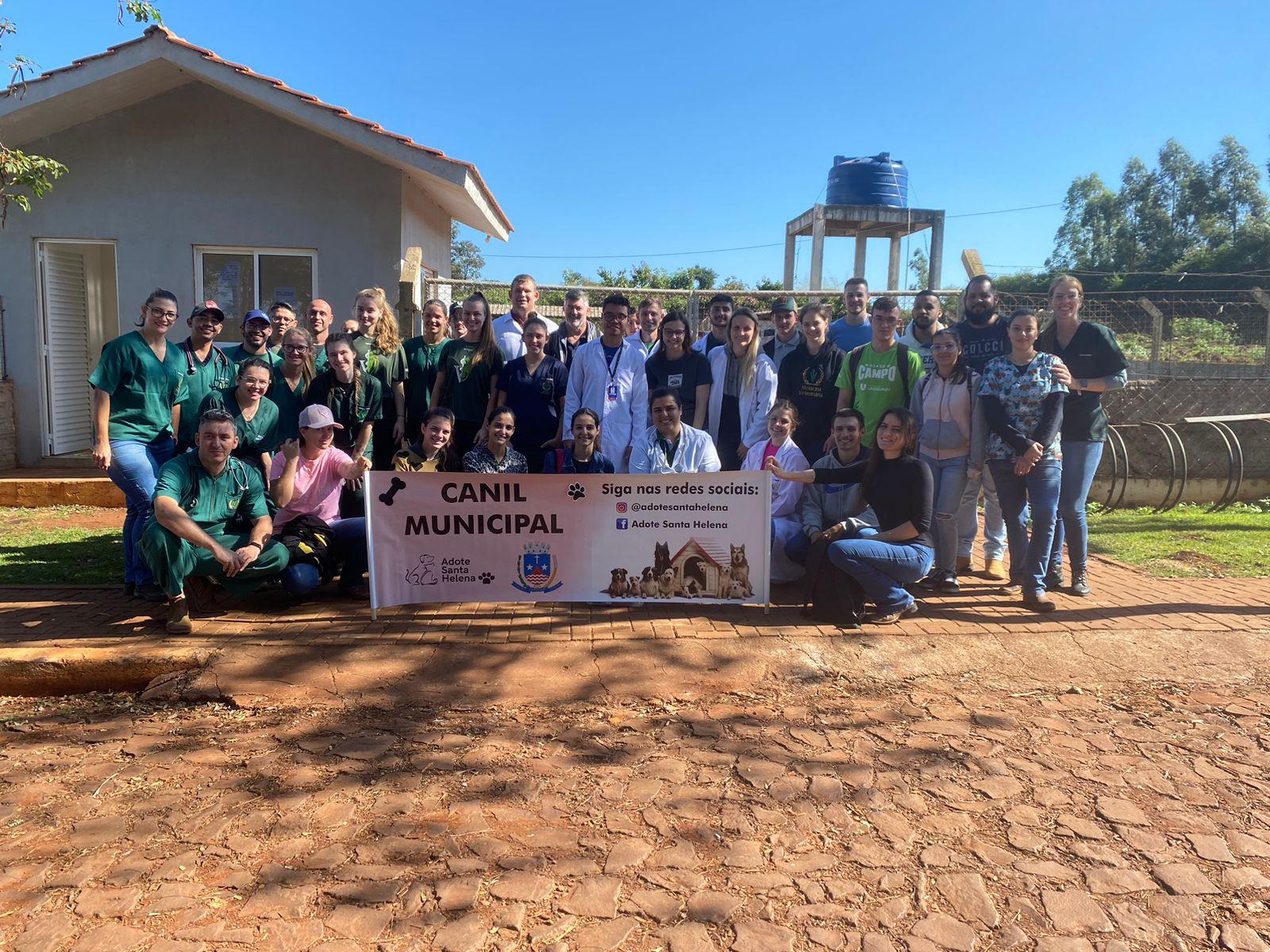 Alunos da Faculdade de Medicina Veterinária Uniguaçu realizaram visita técnica ao Canil Municipal de Santa Helena.