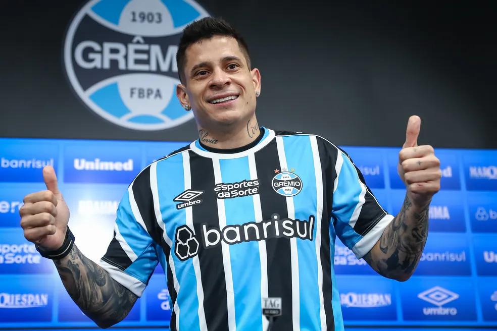 Iturbe é apresentado no Grêmio, explica escolha pelo clube e evita falar de posicionamento