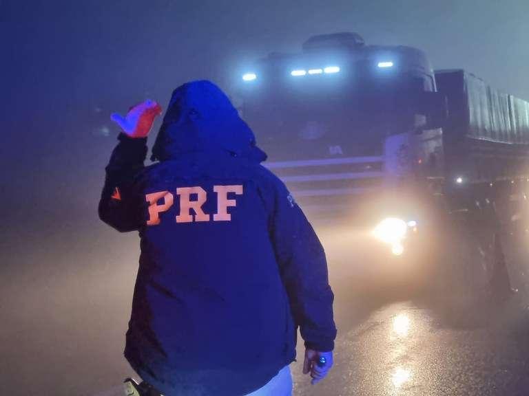 PRF alerta para segurança nas rodovias em dias de neblina ou cerração