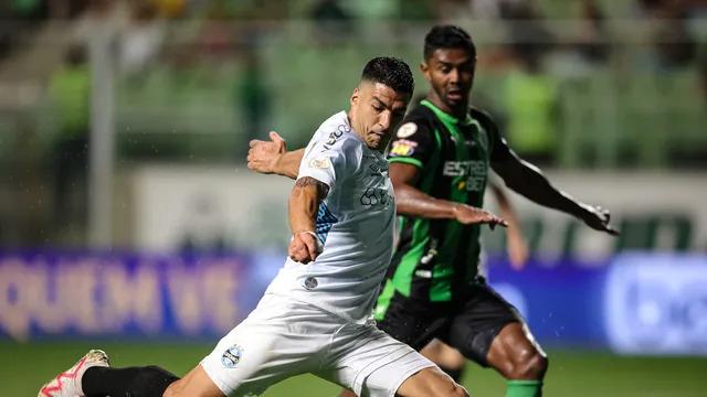 Grêmio faz 4 gols em vitória e Inter leva 4 em derrota na 30ª rodada do Brasileirão