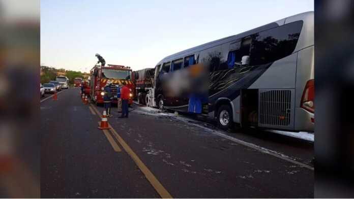 Ônibus que transportava escoteiros para o Campori se envolve em acidente na BR 369 em Corbélia