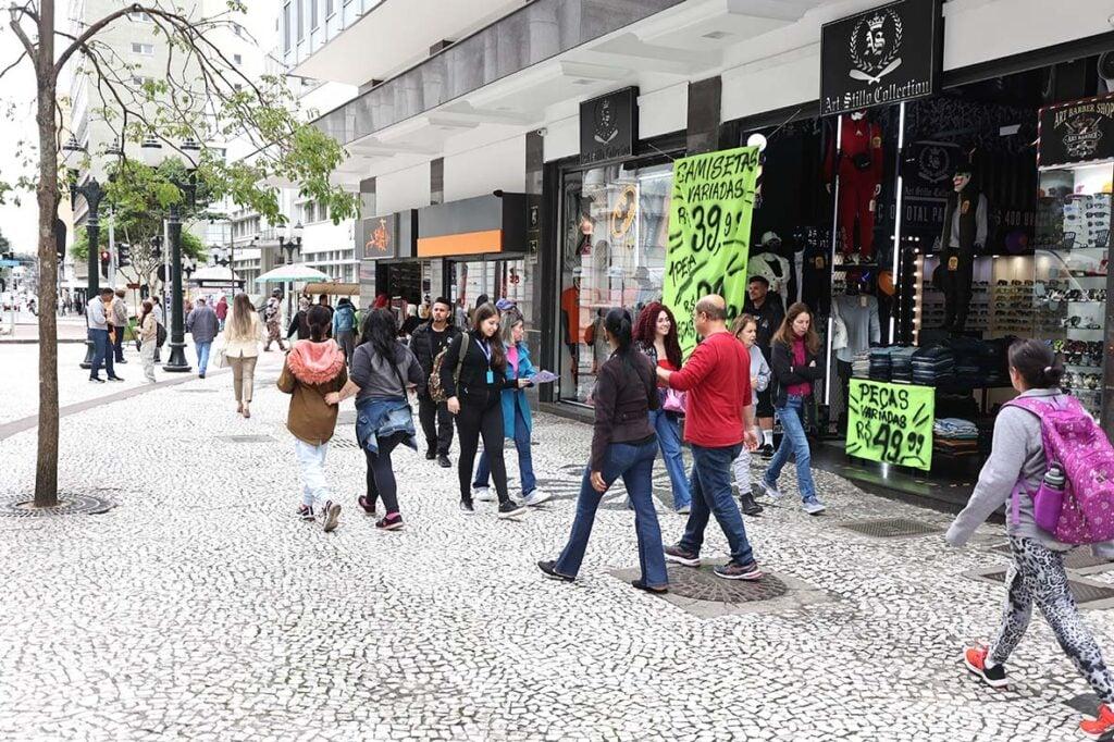 Vendas e receitas do comércio do Paraná registram alta