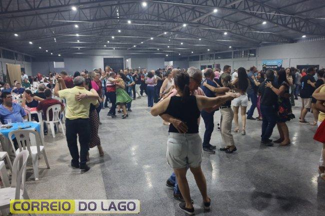 Colorados e gremistas promovem um dos maiores bailes de casal de Santa Helena