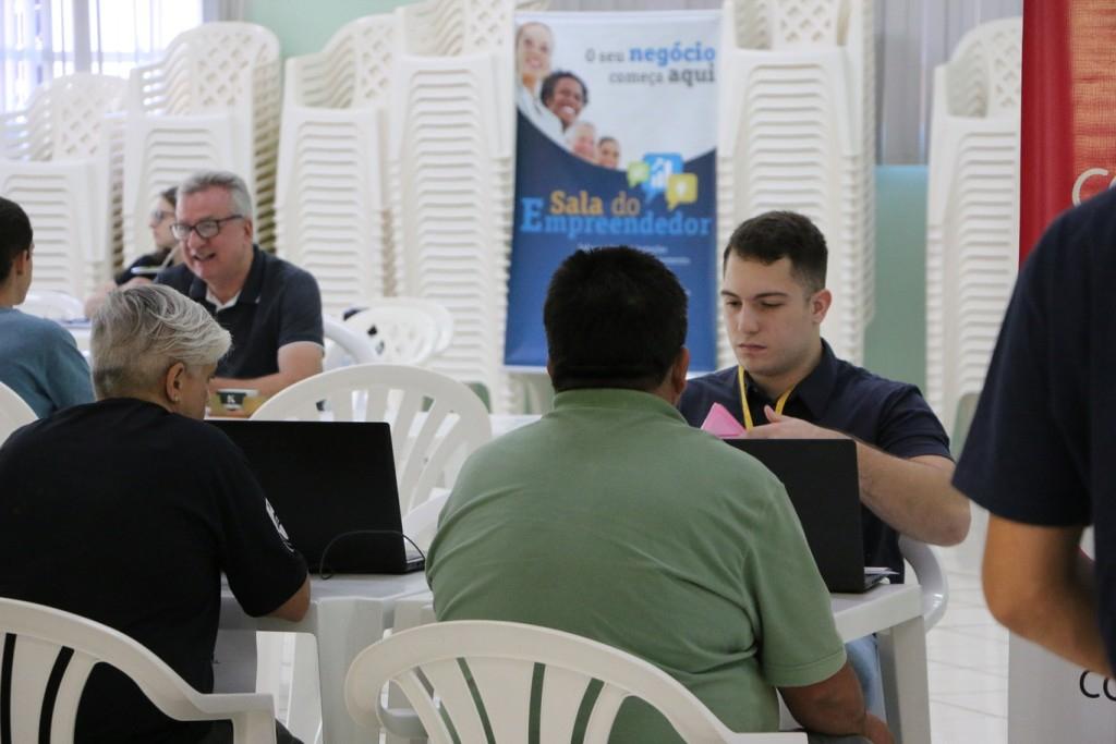 Feirão do Emprego reúne grande público e empresas prestigiam evento