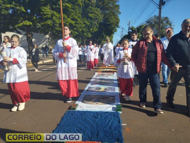 Celebração de Corpus Christi atrai fiéis de todos os cantos em Santa Helena