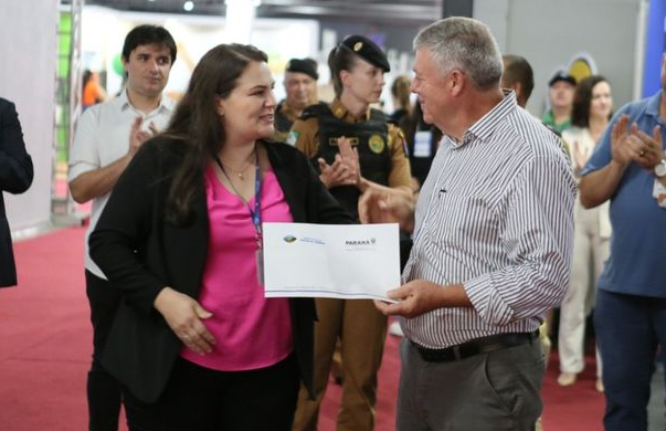 IAT entrega Licença Ambiental para instalação de frigorífico de suínos em SH