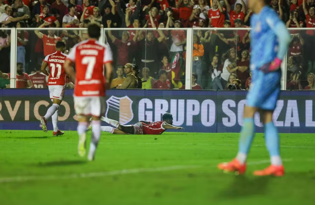 Grêmio perde e afunda; Inter vence com gol de Wesley