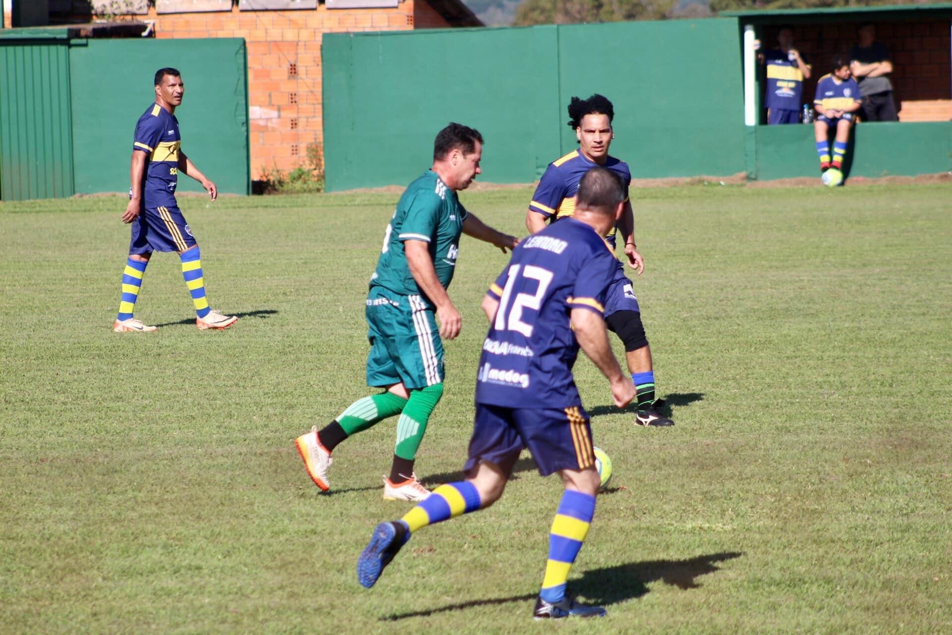 Amistoso festivo envolve ex-jogadores profissionais e jogadores de Santa Helena