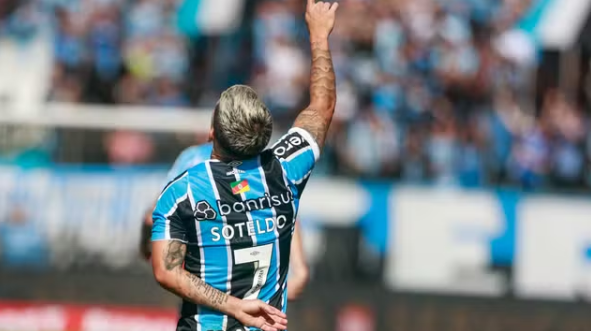 Grêmio vence duelo direto e Inter perde na estreia de Roger Machado