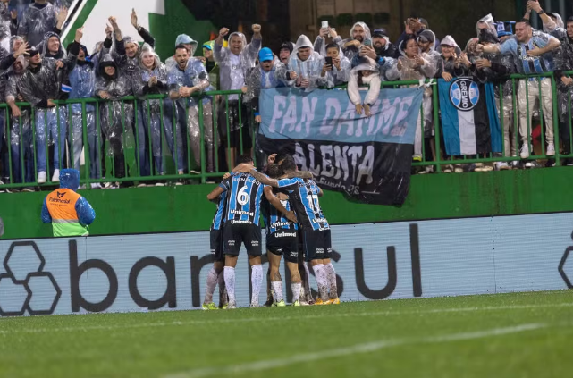 Inter arranca empate contra o Bahia; Grêmio vence e sai do Z-4