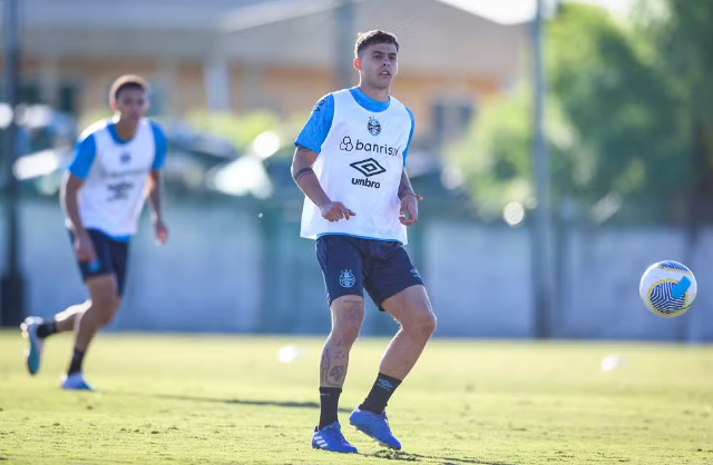 Grêmio empresta Carballo a clube da MLS; Vitão volta a treinar no Inter