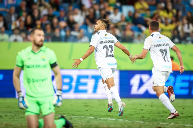 Grêmio vence com dois de Braithwaite e respira; Inter empata no fim com o Athletico