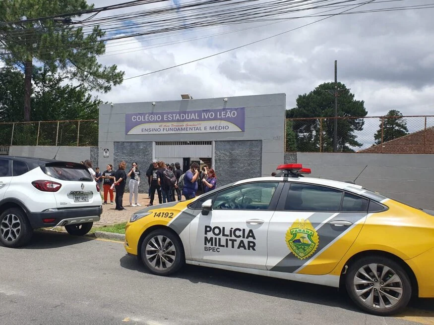 Primeiro dia de consulta sobre terceirização tem denúncias de assédio, ameaças e PM nas escolas